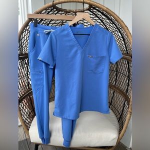 FIGS Scrub Kit - Catarina Scrub Top (S) and Zamora Joggers (S)